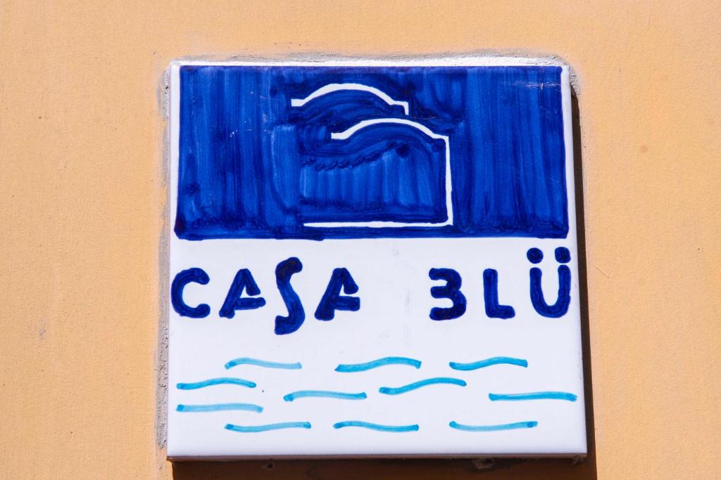 维耶特里Casa Blu的建筑物一侧的蓝色和白色标志