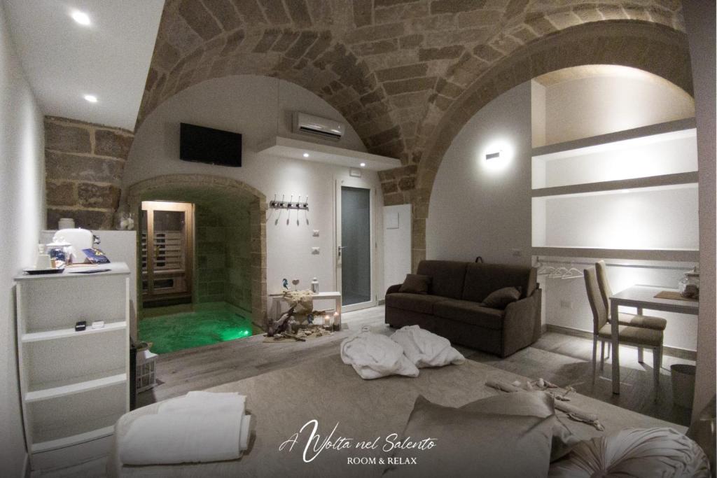 托尔基亚罗洛AvVolta nel Salento - Room & Relax的带沙发和游泳池的客厅