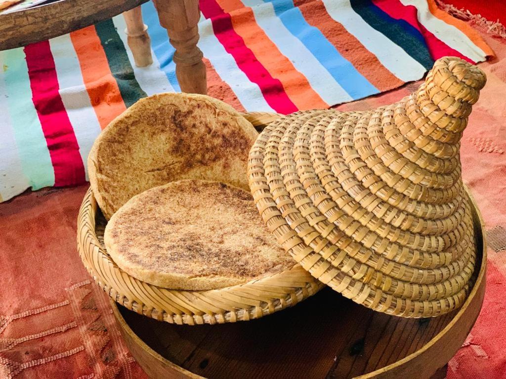 艾西拉Dar Garindi的两个装满面包的篮子,放在桌子上
