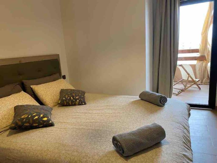 马拉喀什Splendido appartamento a Gueliz的一间卧室配有两张带枕头的床。