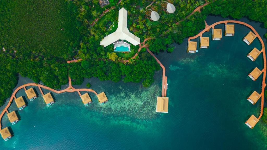 博卡斯德尔托罗Nayara Bocas del Toro的水上度假村的空中景观