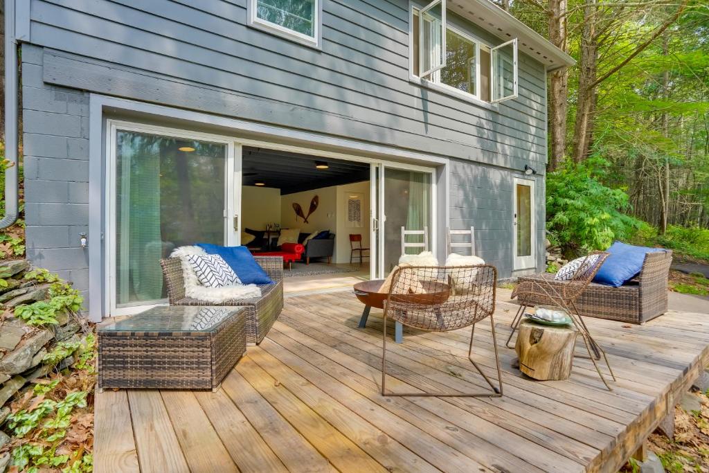 BoicevilleModern Mountainside Home with Trail Access On-Site的木制甲板上配有藤椅和桌子的庭院
