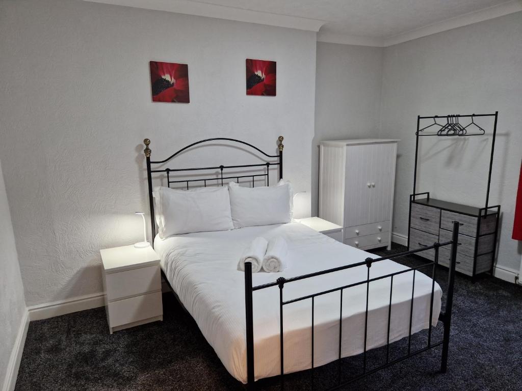 伯特利Birtley's Diamond 3 bed Apt, sleeps 6 Guests的一间卧室配有一张带两盏灯的黑白床。