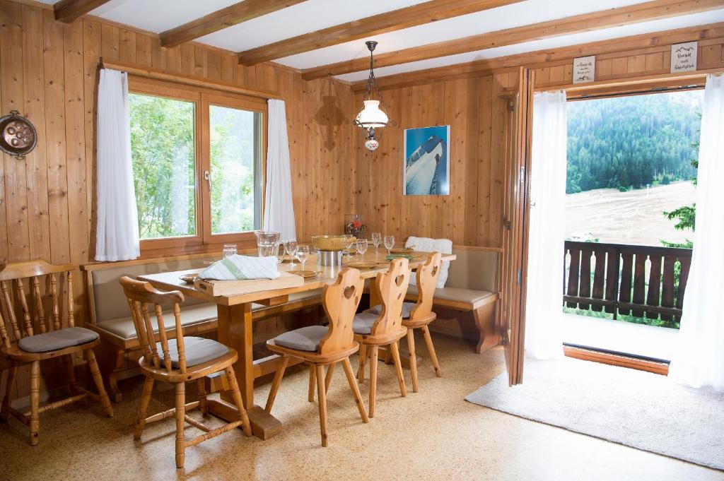 库尔瓦尔登5 room house Joch Churwalden- Lenzerheide的一间带木桌和椅子的用餐室