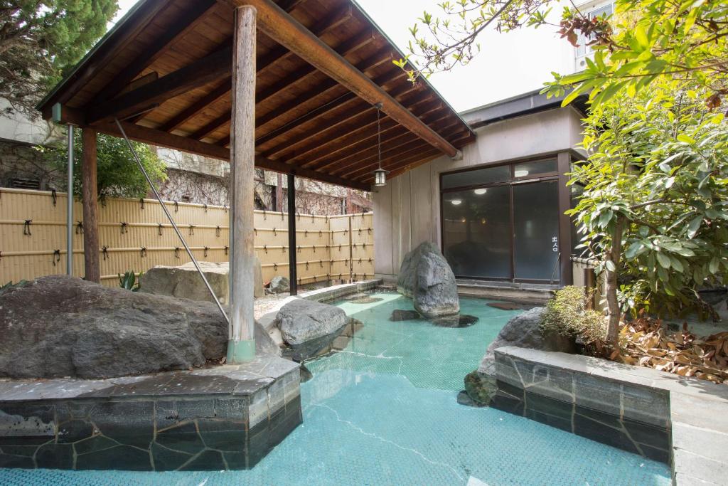 笛吹市平安日式旅馆的一座房子里带岩石的小游泳池