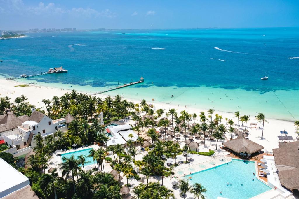 坎昆InterContinental Presidente Cancun Resort的享有海滩和海洋的空中景致