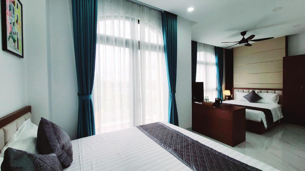 富国Xan hotel Phu Quoc的酒店客房设有两张床和窗户。