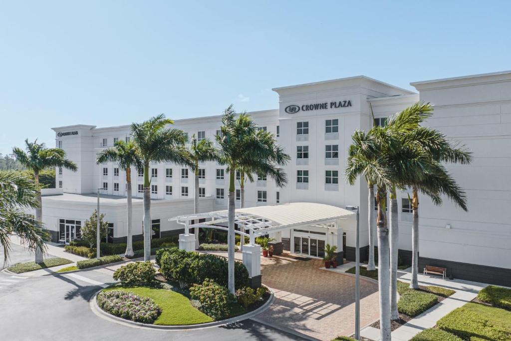 迈尔斯堡Crowne Plaza Ft Myers Gulf Coast, an IHG Hotel的 ⁇ 染全年酒店前部