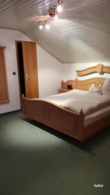 容霍尔茨Erd´s Hoimatle的一间卧室配有一张大木床。