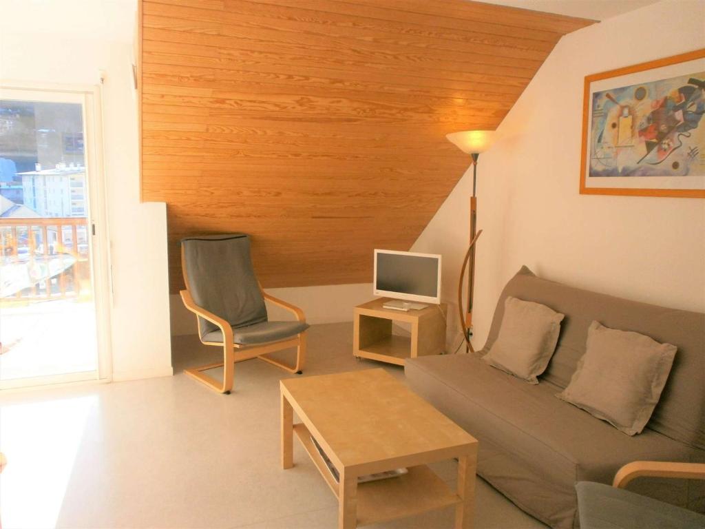圣拉里苏朗Appartement Saint-Lary-Soulan, 3 pièces, 6 personnes - FR-1-457-130的带沙发、桌子和电视的客厅