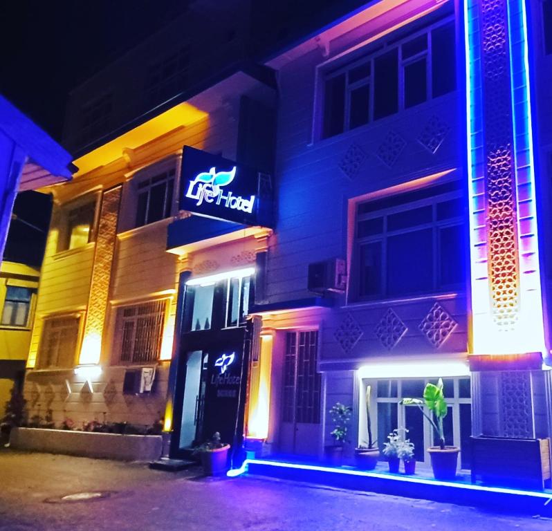 安塔利亚antalya Lifehotel的旁边有一个 ⁇ 虹灯标志的酒店