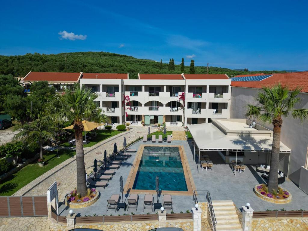 阿莫迪Remezzo Studios & Apartments的享有酒店空中景色,设有游泳池和棕榈树