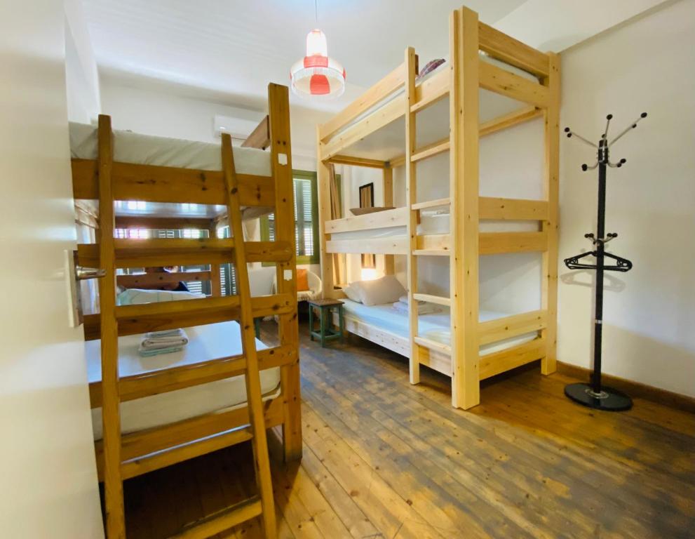利马索尔利马索尔之家旅舍的一间带三张双层床的房间和一间带灯的房间