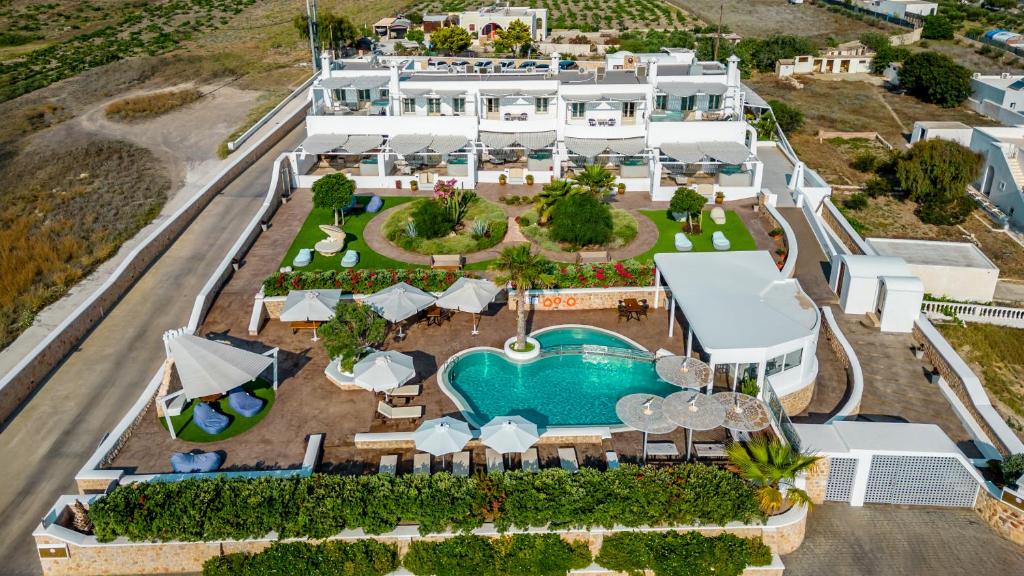 梅萨雷亚Marvarit Suites的享有带游泳池的度假村的空中景致