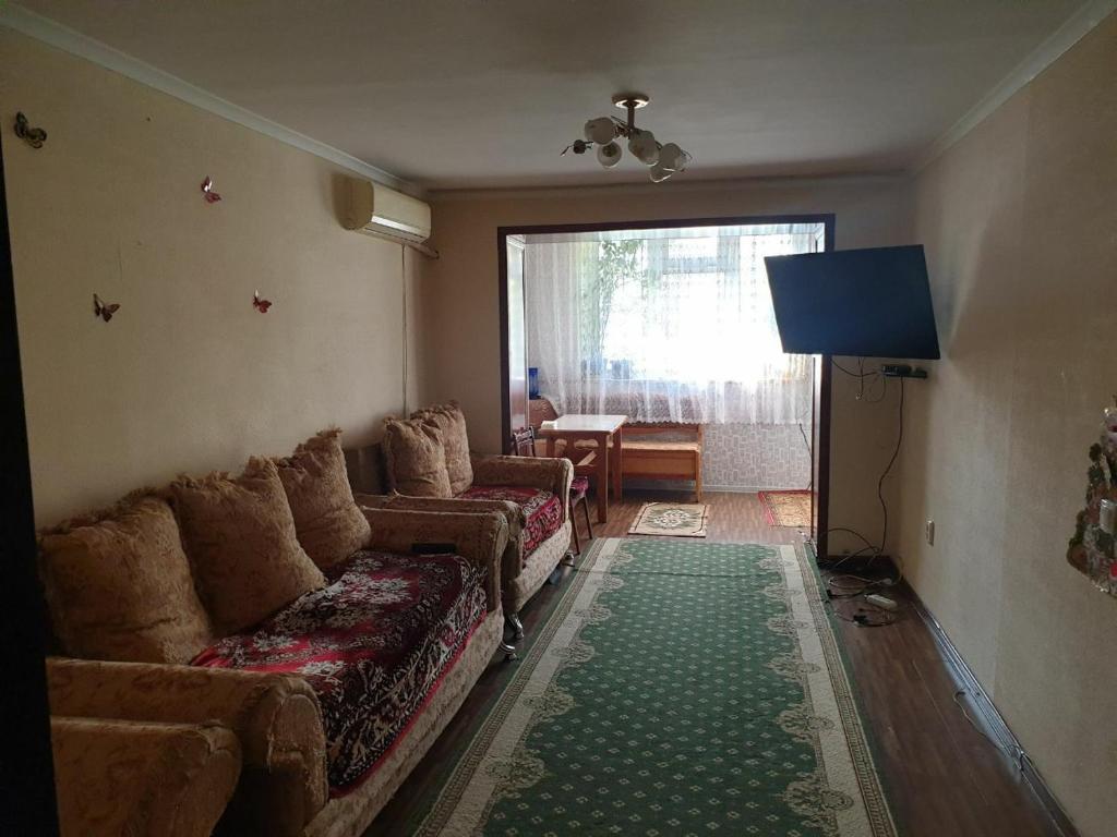 撒马尔罕Квартира的带沙发和电视的客厅