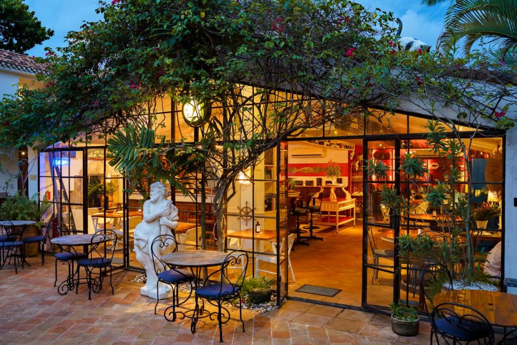 布希奥斯维拉达圣精品酒店及Spa中心的建筑前有雕像的餐厅