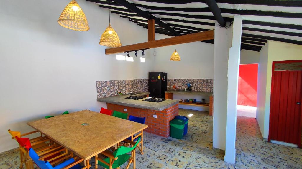 圣希尔Trip Monkey Hostel的一间带桌椅的厨房和一间带炉灶的厨房