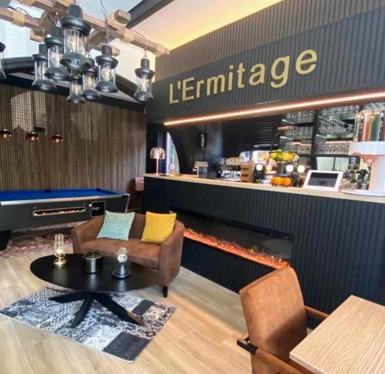 胡法利兹Hotel L'ermitage的一间带台球桌的餐厅和一间酒吧