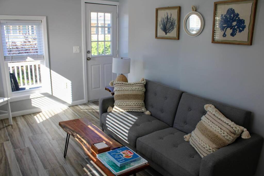 欧申格罗夫The Clark - Suite 2W - Ocean Grove near Asbury的客厅配有沙发和桌子
