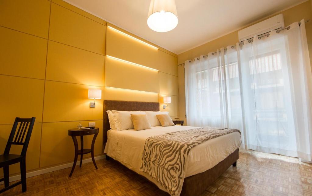 罗马罗马474住宿加早餐旅馆的一间卧室设有一张大床和一个窗户。