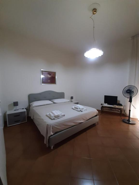 维耶特里Casa Ricordi的一间卧室配有一张大床和风扇