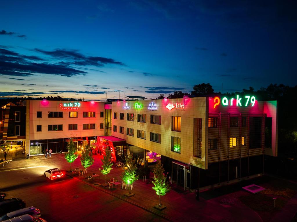 绿山城Grape Town Hotel - Park79的一座晚上有圣诞灯的建筑
