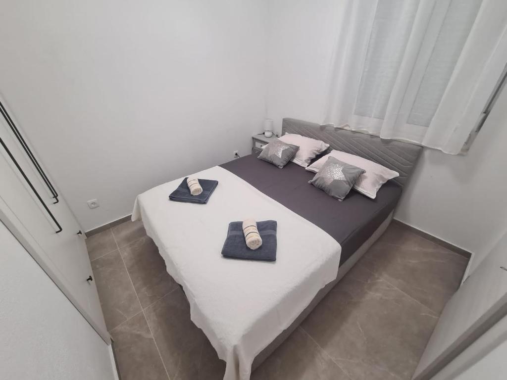 卡什泰拉Lady Di apartments的卧室配有一张带两个枕头的大白色床