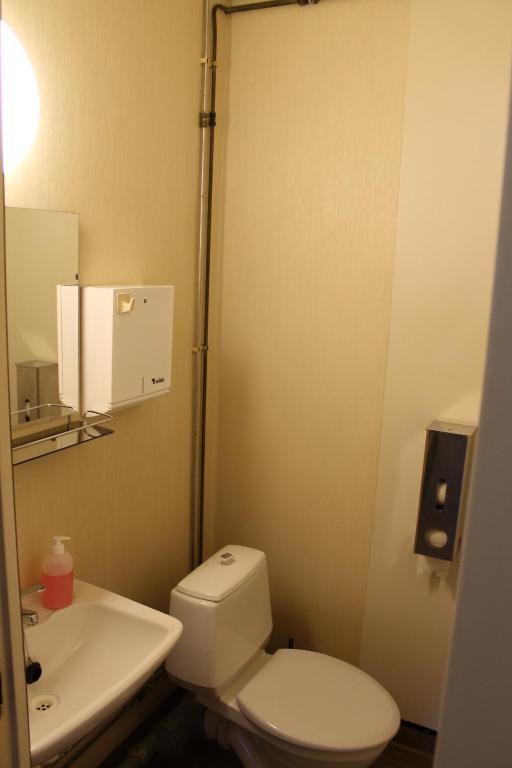 科特卡Budget apartment in Kotka # 16的浴室配有白色卫生间和盥洗盆。