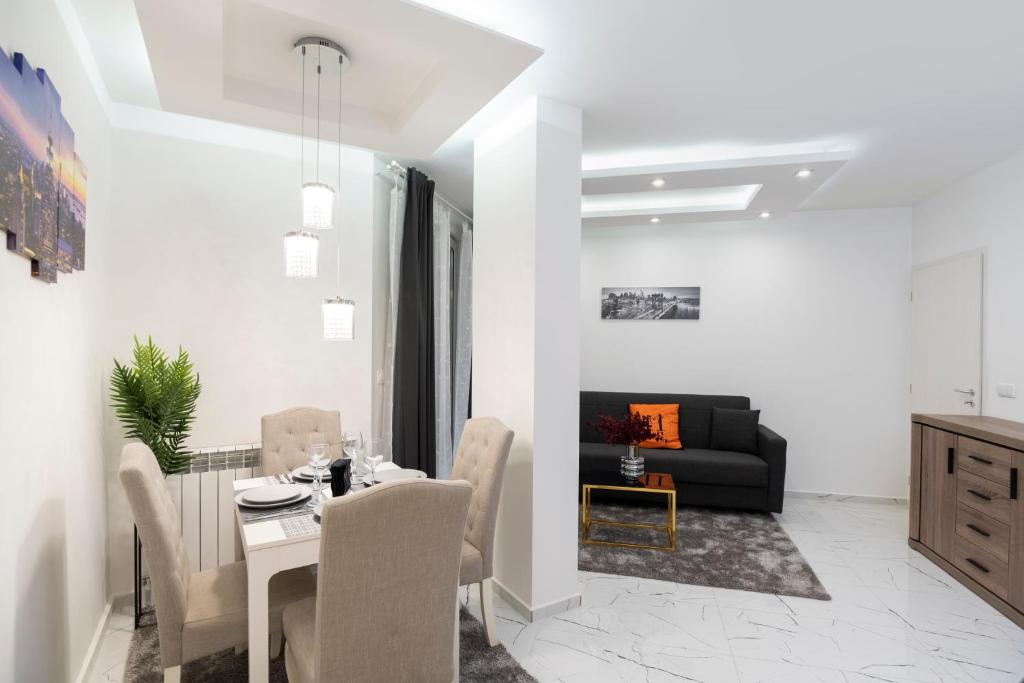 索非亚Top Central Luxury Apartment & Free Parking的客厅配有桌子和沙发
