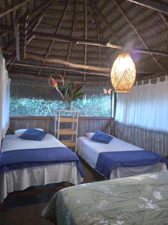 拉梅尔塞Cloud forest SAN CARLOS的一间卧室配有两张床和吊灯。