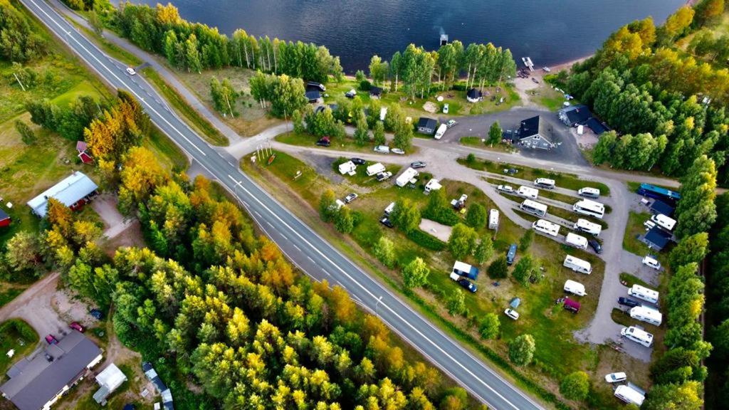 佩洛Arctic Camping Finland的享有停车场空中和高速公路的景色