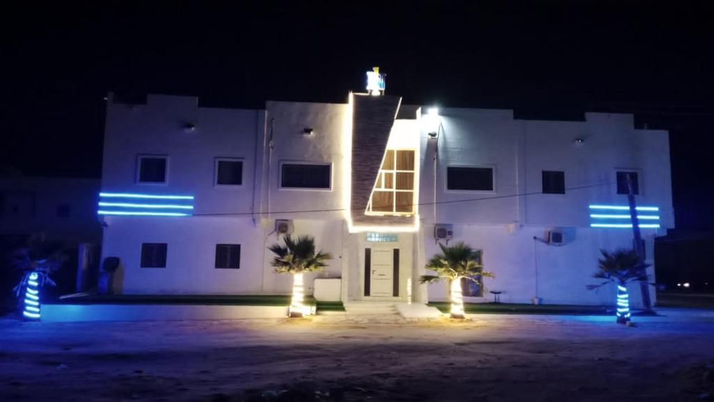 努瓦克肖特Nouakchott INN的白色的建筑,晚上有灯