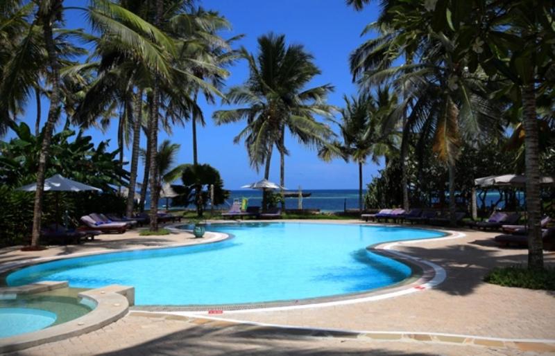 瓦塔穆乌龟湾泳滩俱乐部的一座棕榈树和海洋的大型游泳池
