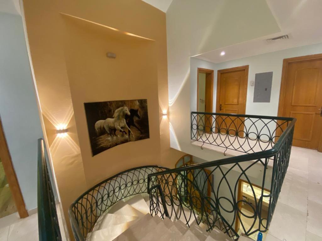 杜拉特阿拉尔فيلا درة العروس الشاطئ الذهبي的房屋内带有金属栏杆的螺旋楼梯