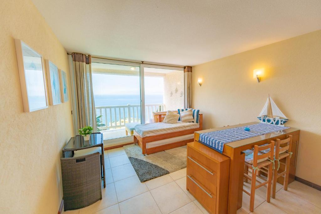 普琼卡维Oceana Suites Bahia Pelicanos的客厅配有一张床,享有海景