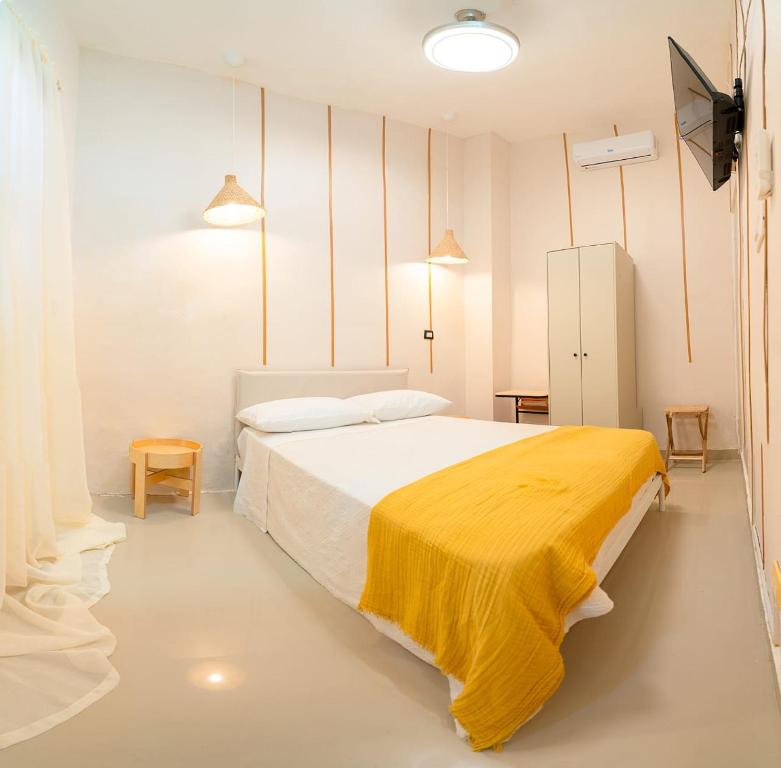 圣多明各Hostal Mamamambo的一间卧室配有一张黄色毯子床