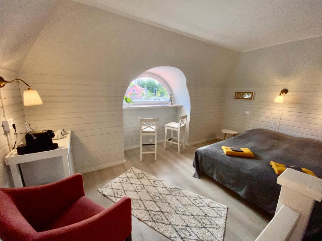 凯尔德拉Kapteni tuba - Captains room - Central Square in Kärdla的卧室配有一张床和一张桌子及椅子