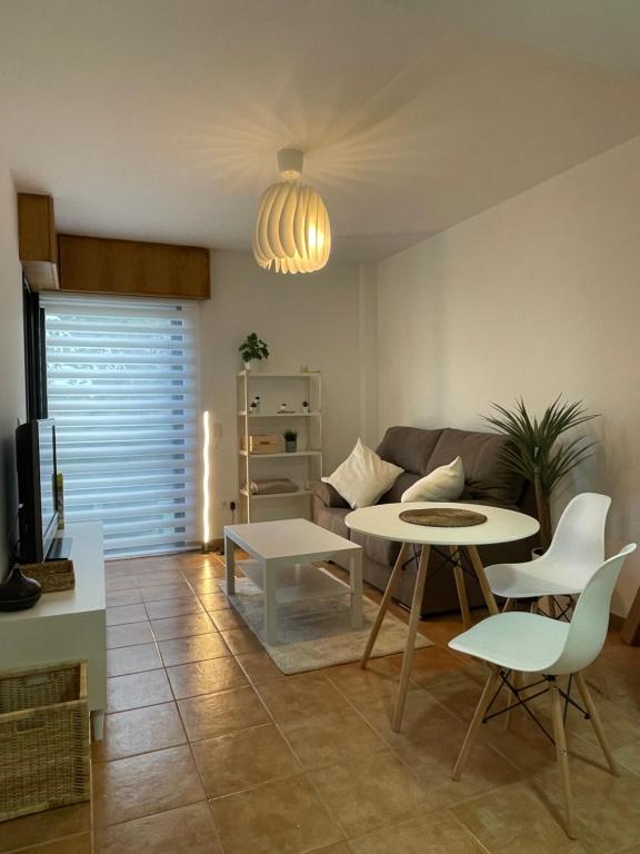 福斯特拉Finisterre Fisterra apartamento en la playa的客厅配有沙发和桌椅