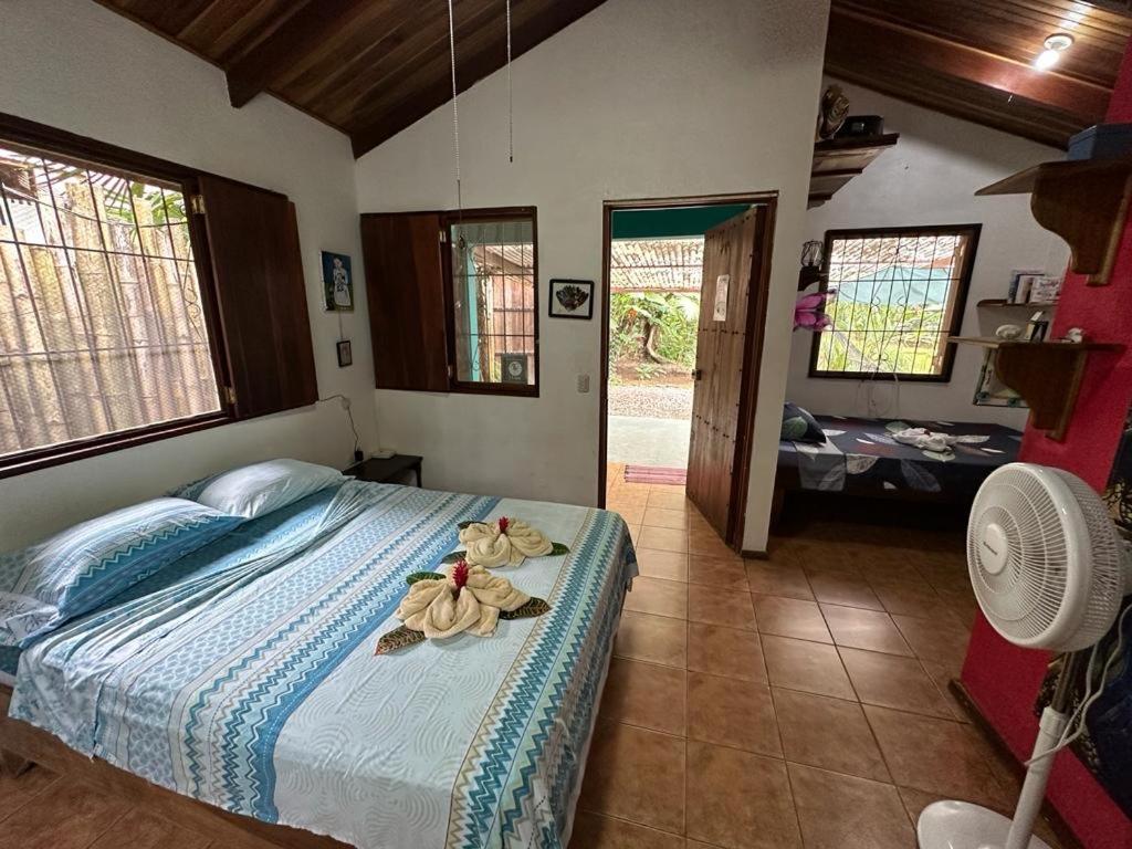 卡维塔Mono Azul Cahuita的一间卧室配有带毛巾的床