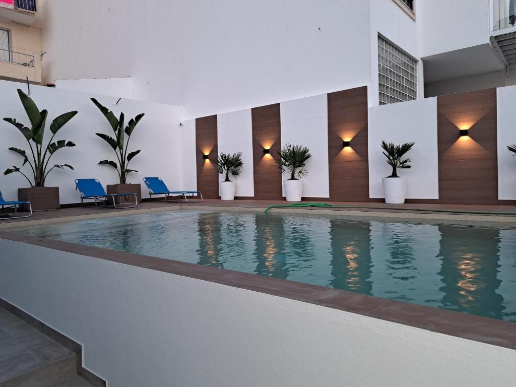 纳扎雷Pátio C'un Casinhas的植物建筑中的游泳池