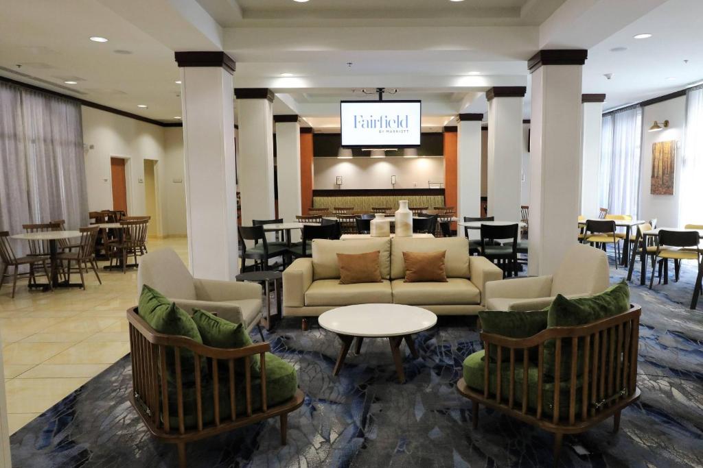 圣安东尼奥圣安东尼奥市区/阿拉莫广场万豪费尔菲尔德酒店的大厅,设有沙发和桌子
