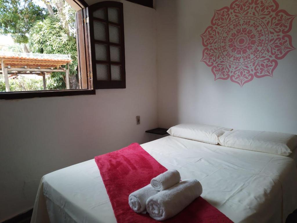 圣安娜杜里亚舒Pousada Quintão的卧室配有白色床和毛巾