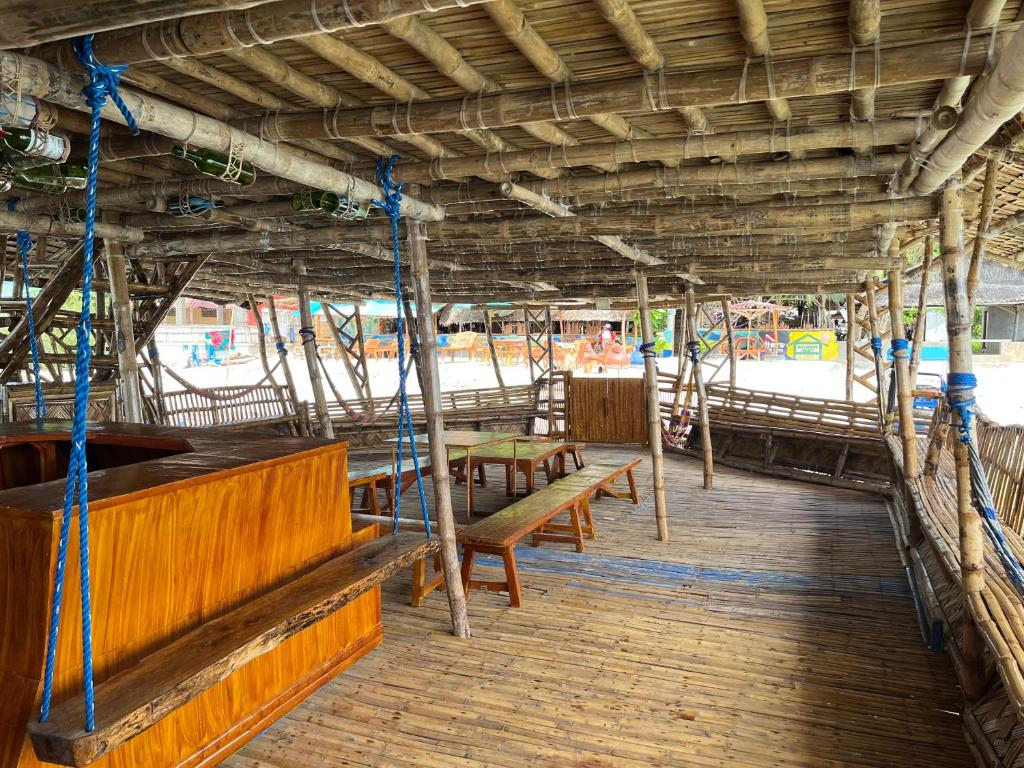 公主港Bamboo Nest Beachfront Floating Tent的一个带长椅和海滩的木门廊