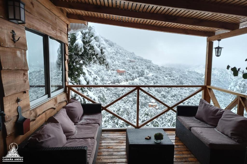 埃尔卡内洛Cabaña Andes的客房享有白雪 ⁇ 的山景。