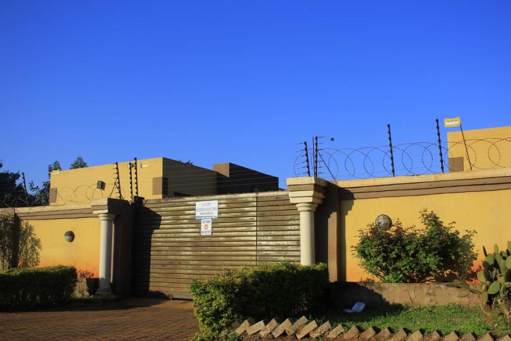 索赫燕杜Mutshinyalo Residence的前面有围栏的房子