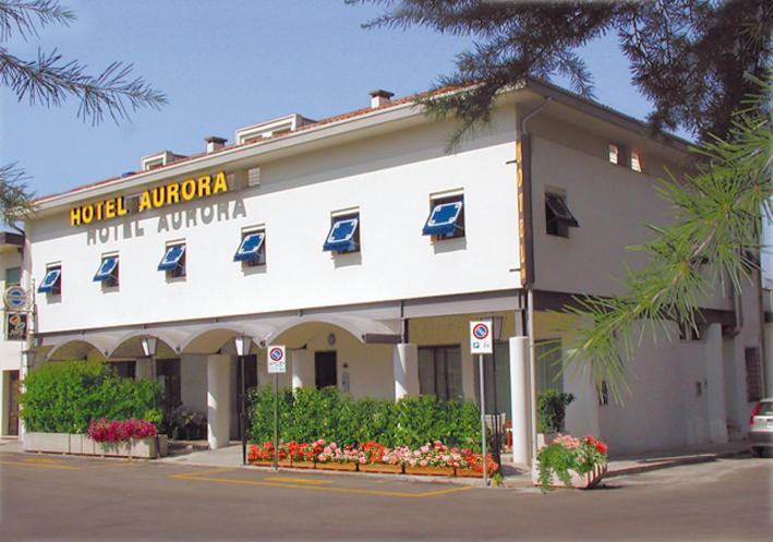特雷维索奥罗拉酒店的建筑前方有标志的酒店