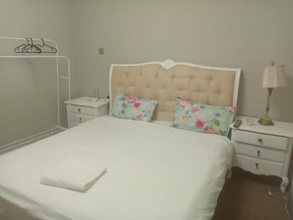 阿布扎比Private Room in shared Apartment的卧室配有白色大床和床头柜。