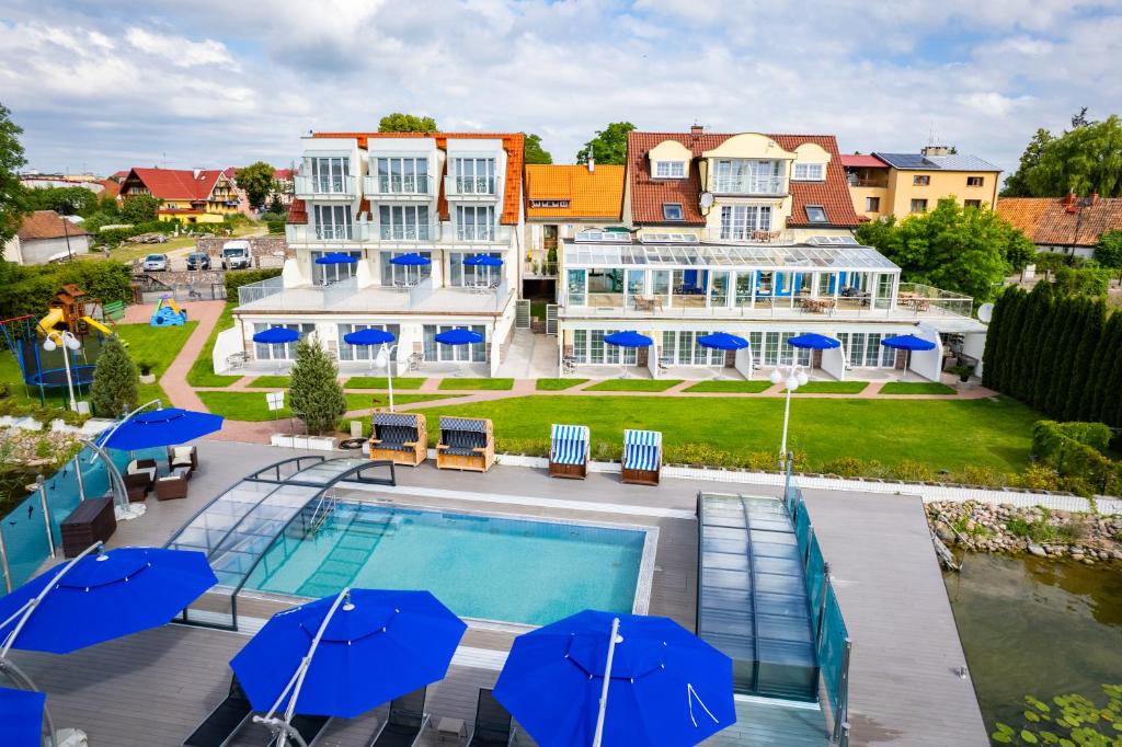米科瓦伊基力士别墅旅馆的一个带游泳池和蓝伞的酒店