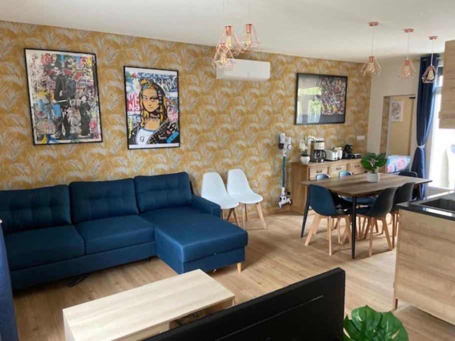 沙托鲁La Maison Passageon, Tout confort的客厅配有蓝色的沙发和桌子