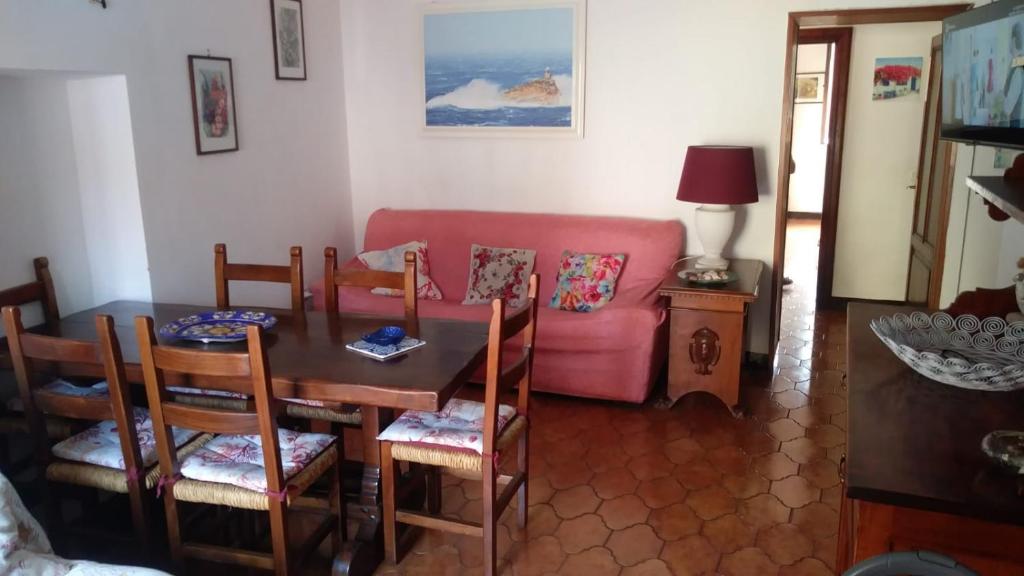 费拉约港Casa Lenzi的客厅配有桌子和粉红色的沙发